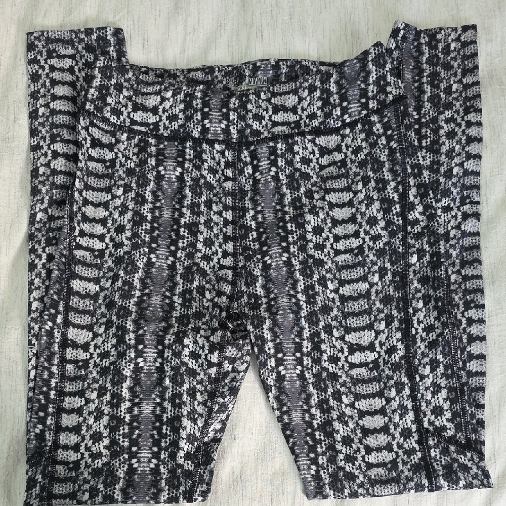 Under Armour Black and White HeatGear Compression Leggings